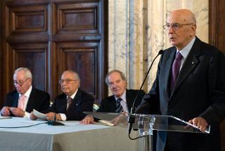 Il Presidente Giorgio Napolitano, con a fianco Achille Casanova, l'Amb. Bruno Bottai e Salvatore Veca, rivolge il suo indirizzo di saluto in occasione della cerimonia di consegna dei Premi Balzan