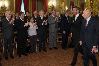 Il Presidente Giorgio Napolitano, accompagnato da Christian De Sica, riceve l'applauso dei partecipanti alla cerimonia di consegna dei Premi &quot;Vittorio De Sica&quot; per il Cinema e le altre Arti.