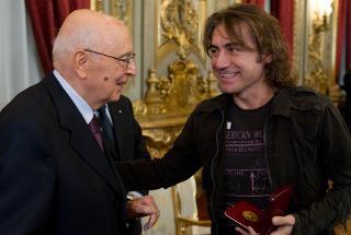 Il Presidente Giorgio Napolitano consegna il Premio &quot;Vittorio De Sica&quot; per il cinema italiano a Luciano Ligabue