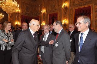Il Presidente Giorgio Napolitano al termine del suo intervento, saluta alcuni partecipanti del Foro di dialogo Italia - Spagna