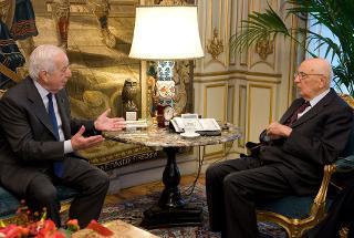 Il Presidente Giorgio Napolitano durante i colloqui con Francesco Amirante, Presidente della Corte costituzionale, in visita di congedo