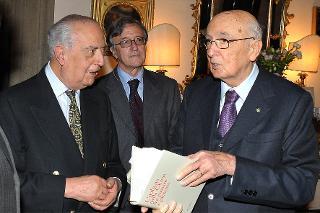Il Presidente Giorgio Napolitano riceve il libro &quot;Singolarissimo giornale. I 150 anni dell'Osservatore Romano&quot; durante l'incontro a Palazzo Borromeo