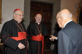 Il Presidente Giorgio Napolitano con i Cardinali Bertone e Ravasi in occasione della presentazione del libro sui 150 anni dell'Osservatore Romano
