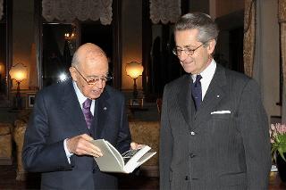 Il Presidente Giorgio Napolitano con l'Amb. Antonio Zanardi Landi in occasione della presentazione del libro &quot;Singolarissimo giornale. I 150 anni dell'Osservatore Romano