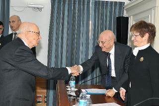 Il Presidente Giorgio Napolitano saluta il Prof. Sabino Cassese e la Prof.ssa Mariuccia Salvati oratori della giornata di studio in onore del Prof. Claudio Pavone