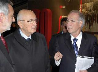Il Presidente Giorgio Napolitano, accompagnato dal Presidente dell'Istat Luigi Biggeri, visita la mostra "Istat: 80 anni al passo con il Paese". A sinistra nella foto il Ministro della Funzione Pubblica e l'Innovazione Luigi Nicolais.