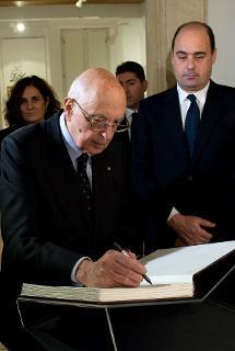 Il Presidente Giorgio Napolitano con Nicola Zingaretti, Presidente della Provincia di Roma, e Mariella Pazienza, curatrice della mostra &quot;Paz e Pert&quot;