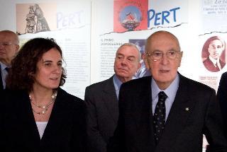 Il Presidente Giorgio Napolitano con Mariella Pazienza, curatrice della mostra &quot;Paz e Pert&quot;