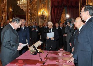 Il nuovo Giudice della Corte costituzionale Giorgio Lattanzi, durante la lettura della formula del giuramento alla presenza del Capo dello Stato Giorgio Napolitano