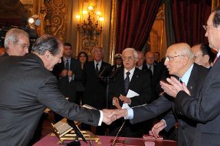 Il Presidente Giorgio Napolitano si congratula con il nuovo Giudice della Corte costituzionale Giorgio Lattanzi, in occasione della cerimonia di giuramento