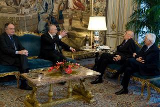 Il Presidente Giorgio Napolitano e il nuovo Presidente della Corte costituzionale Prof. Ugo De Siervo, con i rispettivi Segretari Generali, Donato Marra e Giuseppe Troccoli