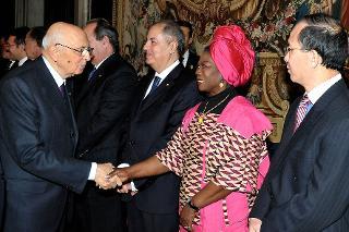 Il Presidente Giorgio Napolitano al termine del suo intervento saluta gli Ambasciatori del Corpo Diplomatico