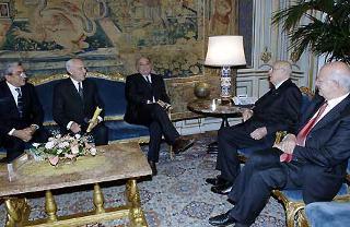 Il Presidente Giorgio Napolitano, nella foto con il Consigliere Carlo Guelfi ed i rappresentanti del CENSIS, Giuseppe De Rita, Giorgio Cigliana e Giuseppe Roma, in occasione della presentazione del 40° Rapporto Annuale