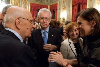 Il Presidente Giorgio Napolitano a colloquio con Bianca Berlinguer, Direttore del TG3 e Mario Monti, Presidente dell'Università Bocconi, in occasione dello scambio degli auguri di Natale e Capodanno con le Alte Cariche dello Stato