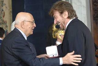 Il Presidente Giorgio Napolitano consegna il Premio &quot;Vittorio De Sica&quot; all'attore Gigi Proietti in occasione della cerimonia dei Premi David di Donatello