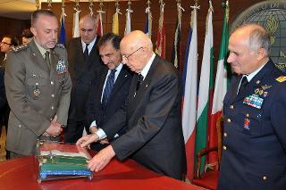 Il Presidente Giorgio Napolitano nella sede del C.O.I.riceve il tricolore del contingente ritornato dalla missione internazionale di Bosnia Erzegovina .