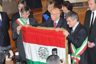 Il Presidente Giorgio Napolitano consegna una copia del primo Tricolore al sindaco di Torino.