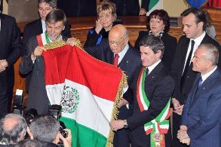 Il Presidente Giorgio Napolitano consegna una copia del primo Tricolore al sindaco di Roma