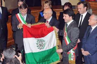 Il Presidente Giorgio Napolitano consegna una copia del primo Tricolore al sindaco di Firenze.