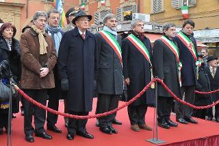 Il Presidente Giorgio Napolitano durante la cerimonia dell'alzabandiera in occasione della Giornata Nazionale della Bandiera per il 150° anniversario dell'Unità d'Italia