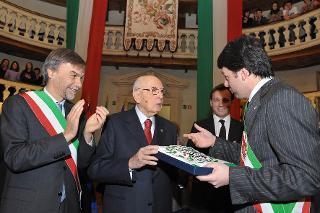 Il Presidente Giorgio Napolitano durante la consegna di una copia del primo Tricolore al sindaco di Firenze.