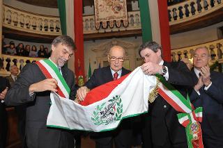 Il Presidente Giorgio Napolitano durante la consegna di una copia del primo Tricolore al sindaco di Roma.