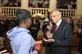 Il Presidente Giorgio Napolitano consegna una copia della Costituzione ad una studentessa in rappresentanza delle scuole reggiane