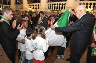 Il Presidente Giorgio Napoiltano riceve una bandiera realizzata dai bambini di MUS-E Italia Onlus