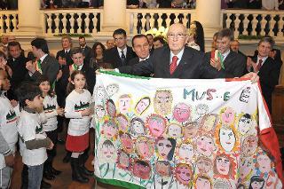 Il Presidente Giorgio Napolitano con la bandiera realizzata dai bambini di MUS-E Italia Onlus