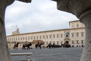 Cambio della Guardia solenne al Palazzo del Quirinale, con lo schieramento e lo sfilamento del Reggimento Corazzieri e della Fanfara del IV Reggimento Carabinieri a cavallo, in occasione della Festa del Tricolore