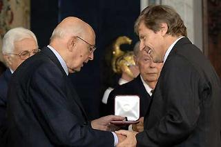 Il Presidente Giorgio Napolitano consegna il Premio &quot;Vittorio De Sica&quot; a Uto Ughi per la Musica