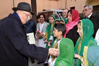 Il Presidente Giorgio Napolitano saluta i ragazzi della scuola del Pakistan al termine dell'Inno Nazionale