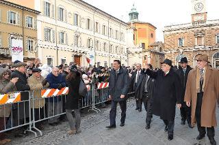 Il Presidente Giorgio Napolitano saluta i cittadini di Ravenna poco prima dell'arrivo al Teatro &quot;Dante Alighieri&quot;