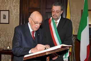 Il Presidente Giorgio Napolitano con Fabrizio Matteucci, Sindaco di Ravenna durante la firma dell'Albo d'Onore a Palazzo Comunale