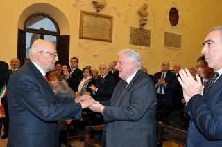 Il Presidente Giorgio Napolitano al termine del suo intervento saluta Sergio Zavoli in occasione della cerimonia di commemorazione di Benigno Zaccagnini e Arrigo Boldrini