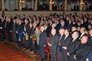 Il Presidente Giorgio Napolitano durante l'Inno Nazionale eseguito dagli allievi dell'Istituto musicale &quot;G. Verdi&quot; al Teatro &quot;Dante Alighieri&quot;