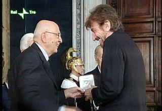 ll Presidente Giorgio Napolitano consegna il Premio &quot;Vittorio De Sica&quot; all'attore Gigi Proietti