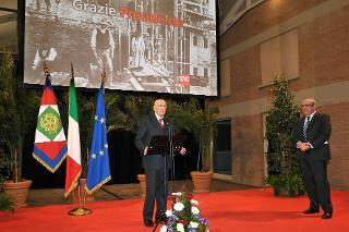 Il Presidente Giorgio Napolitano con l'ing. Massimo Matteucci, Presidente della Cooperativa Muratori e Cementisti, durante il suo intervento