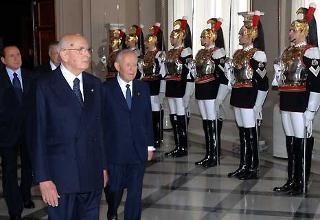 Il Presidente Giorgio Napolitano, con il Presidente Carlo Azeglio Ciampi, passa in rassegna un reparto di Corazzieri
