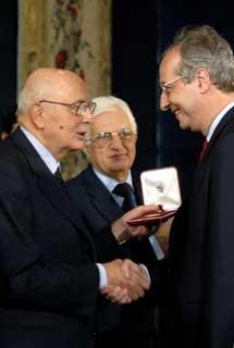 Il Presidente Giorgio Napolitano consegna il Premio &quot;Vittorio De Sica&quot; al Sindaco di Roma Walter Veltroni.