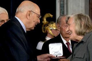 Il Presidente Giorgio Napolitano consegna il Premio &quot;Vittorio De Sica&quot; a Margherita Hack, Astrofisica