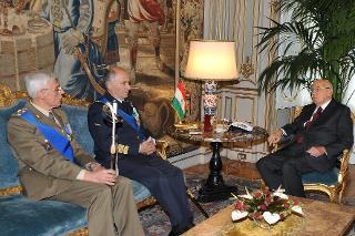 Il Presidente Giorgio Napolitano con il Gen. Vincenzo Camporini e Gen. C.A. Biagio Abrate, rispettivamente Capo di Stato Maggiore della Difesa uscente e subentrante