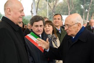 Il Presidente Giorgio Napolitano saluta Pavol Dubcek, Presidente della Società &quot;Alexander Dubcek&quot;, in occasione della cerimonia di inaugurazione del monumento dedicato al padre