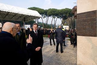 Il Presidente Giorgio Napolitano, con a fianco il Ministro degli Esteri Franco Frattini e il Vice Presidente del Consiglio Nazionale della Repubblica Slovacca, osserva il monumento dedicato a Alexander Dubcek