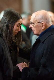Il Presidente Giorgio Napolitano conforta la Sig. Daniela, vedova dell'Alpino Luca Sanna