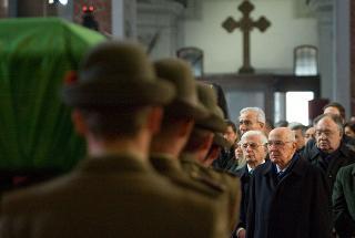 Il Presidente Giorgio Napolitano al termine della celebrazione dei funerli dell'Alpino Luca Sanna, deceduto in Afghanistan
