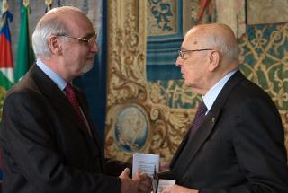 Il Presidente Giorgio Napolitano riceve dal Presidente dell'Ordine dei Giornalisti la Tessera dell'Ordine