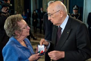 Il Presidente Giorgio Napoiltano consegna la Medaglia d'Oro al Valor Civile alla memoria di Carlo Casalegno alla Sig.ra Adele Casalegno
