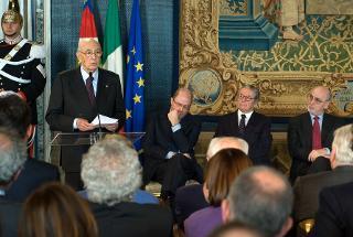 Il Presidente Giorgio Napolitano, con a fianco Massimo Gramellini, Riccardo Chieppa e Enzo Iacopino, rivolge il suo indirizzo di saluto, nel corso della celebrazione della Giornata dell'Informazione