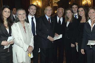 Il Presidente Giorgio Napolitano, Laura Biagiotti, Presidente del Comitato Leonardo, Giorgio Armani, vincitore del &quot;Premio Leonardo&quot; con alcuni giovani che hanno ricevuto il Premio di laurea